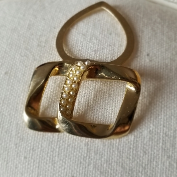 💲5️⃣ in 🛍️of2+  Gold Tone Geometric Ribbon Scarf Clip - Picture 1 of 9